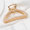 Eleganter Haarclip aus Goldmetall mit weißen Perlen und glänzenden Strasssteinen - Halbkreis Strass Perle Stil (C3114)