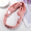 Rosa geripptes Strickstirnband mit weißen Knöpfen für Masken im stylischen Korea-Stil - Rosa