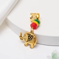Détail d'un pendentif éléphant doré avec perle colorée pour tresses africaines - Éléphant