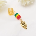 Vue détaillée d'un pendentif pour cheveux hibou doré avec des perles rouges jaunes vertes - Hibou / chouette