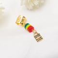 Détail macro de l'anneau de tresse doré avec perles Rasta et pendentif cadenas décoratif - Cadenas