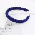 Detailweergave van de koningsblauwe fluwelen haarband met geplooide stof - Blauw