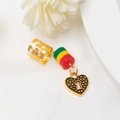 Détail macro de bijoux de cheveux Rasta avec perles colorées et cadenas cœur doré - Cœur