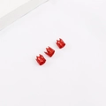 Detalle de anillos rojos para rastas en forma de corona con textura grabada - Rojo