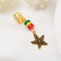 Détail d'un bijou de cheveux étoile de mer avec perles colorées pour tresses africaines - Étoile de mer