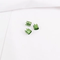 Detalle de tres cuentas de aluminio verde para rastas con forma de corona y diseño hueco - Verde
