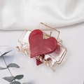 Dettaglio del fermaglio per capelli in acrilico a forma di cuore con grande cuore rosso - Rosso (C4201)