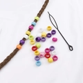Set de cuentas de plástico de colores con enhebrador para pulseras DIY y accesorios pelo - Colores Aleatorios (Con Herramienta para el Pelo) (M3406) / Pack de 30