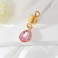 Detailaufnahme einer goldfarbenen Haarspirale mit einem rosa Kristall-Tropfenanhänger - Rosa (E8422)