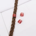 Détail macro d'anneaux de cheveux rouges à motif de cœur sur des tresses de cheveux bruns - Style Rouge (M3319)