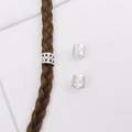 Détail de bagues à cheveux coeur argentées sur des décorations de tresses marron - Style Argenté (M3319)