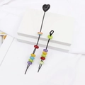 Detail von bunten Harz-Dreadlock-Perlen in Regenbogenfarben mit schwarzen Haltestäben - Lange Ziehnadel / Schwarz (M3502 Schwarze Lange Ziehnadel)