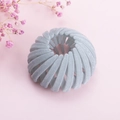 Détail de la pince à cheveux grise velours en nid d'oiseau avec structure extensible - Flocage Bleu Clair