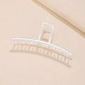 Pinza per capelli minimalista in metallo argento opaco con denti lunghi su beige - Pinza Dritta Argento Opaco (B2104)