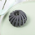 Dettaglio del fermaglio estensibile grigio scuro a nido d'uccello per code di cavallo e chignon - Stile Lucido (E3102) / Grigio