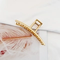 Dettaglio del fermaglio per capelli in metallo dorato opaco su elegante tessuto bianco - Pinza Dritta Oro Opaco (B2103)