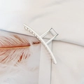 Detailweergave van de zilveren minimalistische metalen haarklem met gepolijste finish - Mat Zilver