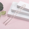 Elegante forcina per capelli a U in oro rosa con incisioni floreali su un espositore - Stile Oro Rosa (B2308)