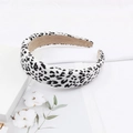 Dettaglio del cerchietto leopardato con fodera interna antiscivolo in pelle scamosciata - Leopardo Bianco