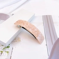 Détail d'une barrette élégante en acétate rose avec mécanisme à ressort en métal - Marbre Rose