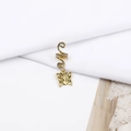 Makroaufnahme einer goldenen Spiral-Haarspange mit hohlem Schmetterlingsanhänger - Hohl Gravierter Schmetterling Stil (M5121-14#)