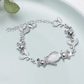 Detail von Roségold Blumenarmband mit Opalstein und Kristallen auf blauem Tablett - Silber (D5223)