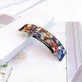 Détail d'une barrette élégante en acétate avec motif marbré coloré et pince en métal robuste - Patchwork Coloré