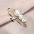 Elegant 5cm golden pin brooch featuring three graduated white pearls on satin background - Artificial Pearl Pin (5cm)