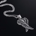Collana con ciondolo ad ala d'angelo in argento ossidato retrò con trama piumata dettagliata - Ciondolo Cuore con Ali di Angelo con Catena a Croce (A1522B)
