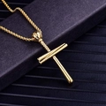 Detail eines goldenen Baseballschläger-Kreuzanhängers mit 3D-Ball auf schwarzer Box - Gold
