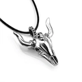Collana con pendente a teschio di bue in stile gotico con corna e dettagli in metallo argento - Ciondolo a Teschio di Toro (Corda in Cuoio Nero)