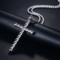 Silberne Kreuzanhänger-Halskette mit Schuppentextur und dicker Boxkette auf Ledergrund - Schuppenkreuz Mit Edelstahlkette / Silber