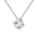 Détail macro du pendentif cube géométrique argenté sur une fine chaîne maille - Argenté