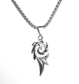 Makroansicht des Flammen-Spiralanhängers aus Edelstahl an einer dicken Gliederkette in Silber - Flammenspirale / Spiralsilber