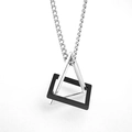 Makroansicht der geometrischen Halskette mit Silberdreieck und schwarzem Quadratrahmen - Ineinandergreifende Geometrie / Silber Schwarz Stil B Mit Panzerkette