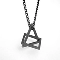 Makroansicht der mattschwarzen Kette mit ineinandergreifenden geometrischen Anhängern - Ineinandergreifende Geometrie / Schwarz Modell Mit Panzerkette