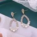 Elegantes pendientes dorados con cristales brillantes en forma de gota para mujer - Dorado