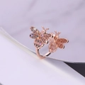 Verstellbarer Ring in Roségold mit Biene und lila Zirkonia auf reflektierender Fläche - Einzelstück / Roségold (A7519)