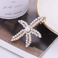 Pinza de estrella de mar con perlas blancas y pedrería sobre metal dorado en estilo de vida - Estilo de Perla (C3329)