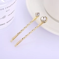 Elegantes 2er-Set goldene gedrehte Haarklammern mit klaren runden Kristallsteinen - Gedrehtes Gold 2-Teiliges Set (C4320)