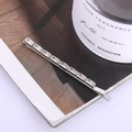Elegante zilveren haarspeld met tien rechthoekige zirkonia stenen op een tijdschriftachtergrond - Zilver