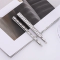 Elegantes Set aus silbernen Haarspangen mit funkelnden Zirkonia auf Magazinseiten - Silberner Stil (B9132 C3228)