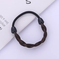 Dettaglio di elastico per capelli con treccia sintetica marrone scuro e fibbia nera - Marrone Scuro Intrecciato