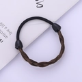 Détail de l'élastique en cheveux synthétiques tressés marron avec bande noire - Brun Clair Tressé