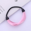Détail d'un chouchou en cheveux synthétiques roses avec texture lisse et élastique noir - Rose