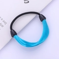 Détail d'un chouchou en cheveux synthétiques bleu brillant avec élastique noir extensible - Bleu ciel