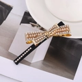 Elegante fermaglio per capelli con fiocco di perle intrecciate e cristalli su velluto - Bianco