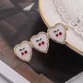 Barrette dorée élégante avec cœurs en émail blanc et motifs cerises sur un magazine - Style Cerise (H8506)