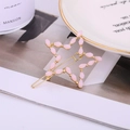 Fermaglio a stella dorata con perle rosa su un vassoio di ceramica minimalista - Rosa (B9422)
