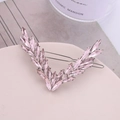 Détail d'une pince à cheveux élégante en V avec cristaux roses et motif feuille argent - Style en V / Rose